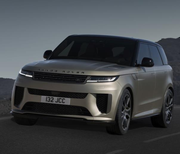 Als leistungsstärkstes Range Rover Triebwerk aller Zeiten katapultiert der neue, 467 kW (635 PS) starke Twin-Turbo V8 den Range Rover Sport SV im dynamikoptimierten SV Modus in gerade einmal 3,8 Sekunden von 0 auf 100 km/h und gestattet ihm 290 km/h